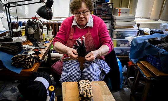 Une employée de la Maison Fabre travaille sur des paires de gants, à Millau (Aveyron) le 15 mars 2024