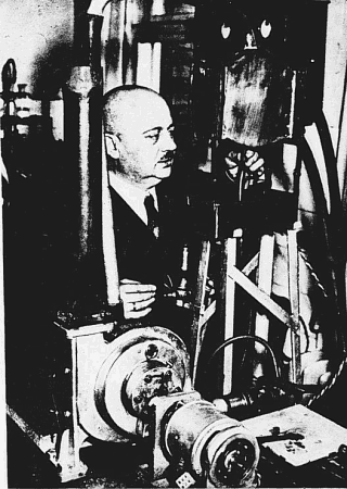 L'ingénieur Huettner, dans son laboratoire, procède à des essais de son nouveau moteur