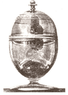 L'urne remise à don Carlos en 1895, contenant le cœur présumé de Louis XVII. Au fond, morceaux de l'urne de Pelletan