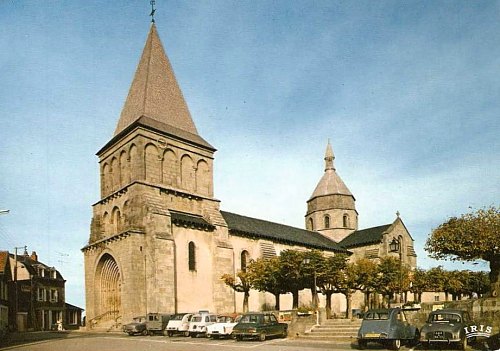 L'église de Bénévent-l'Abbaye (Creuse), surmontée de deux clochers