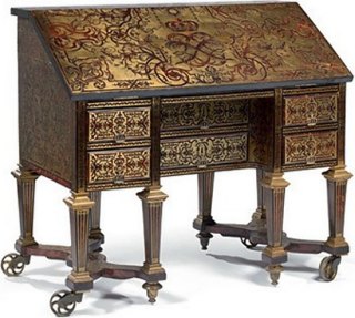 Bureau livré en 1685 pour Louis XIV provenant du Petit Cabinet du roi à Versailles