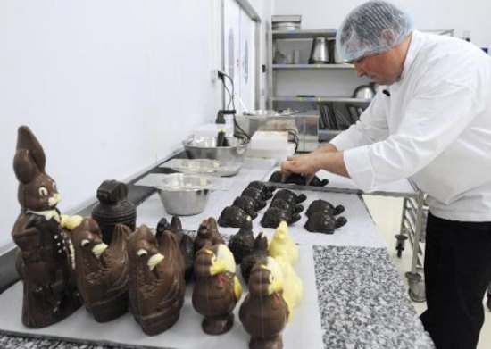 Le maître-chocolatier Nicolas Crepon dans son atelier de l'entreprise Monbana