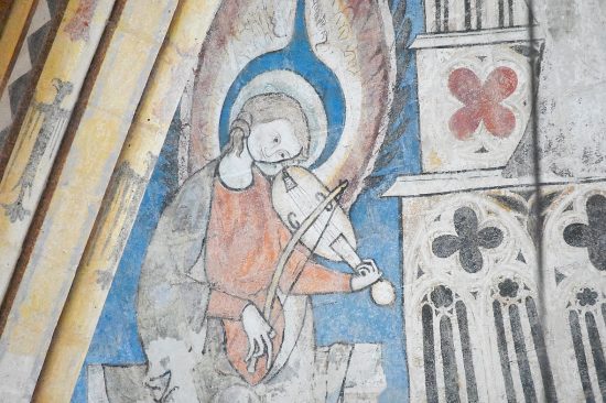 Les décors peints de la cathédrale de Poitiers présentent une finesse graphique