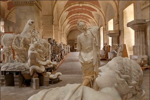 Au centre de la Petite Écurie du roi, détail des Nymphes de Thétis au premier plan et des Chevaux du Soleil pansés par les Tritons, sculptés par Girardon