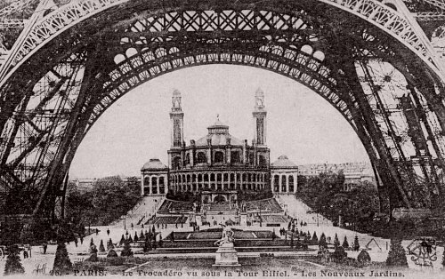 Le Trocadéro vu sous la tour Eiffel