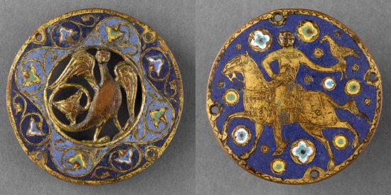 A gauche, Médaillon ajouré : sirène-oiseau. Limoges, vers 1200-1210, conservé au musée de Cluny - A droite, Disque d'applique : cavalier au faucon. Limoges, vers 1200-1210