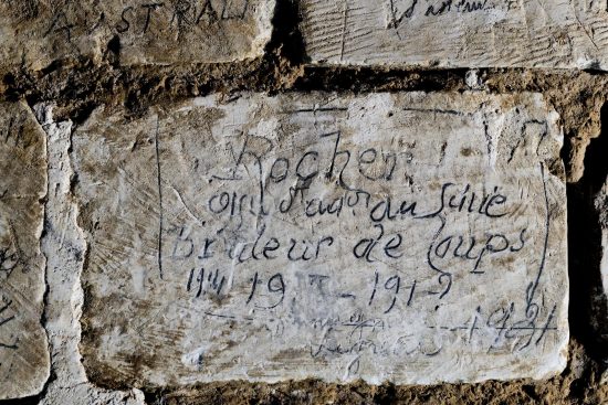 Inscription retrouvée dans la grotte souterraine de Naours (Somme)