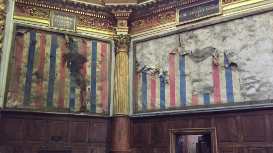 Les papiers peints étaient conservés sous un retable (église de Tarascon, Ariège)
