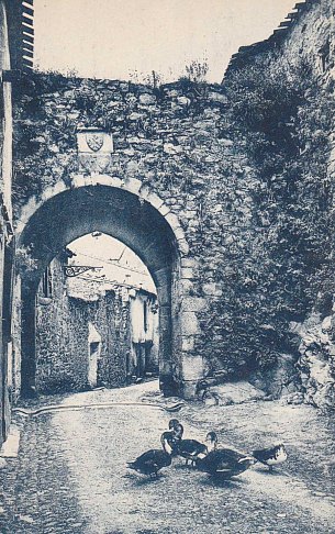 Saissac. Ancienne porte de Montolieu