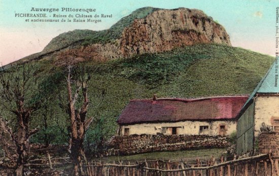 Ruines du château de Ravel sur la commune de Picherande (Puy-de-Dôme, Auvergne) au début du XXe siècle