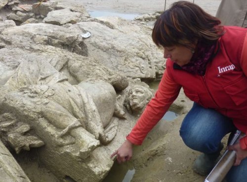L'archéologue Véronique Brunet-Gaston, responsable du chantier de fouilles, présente une sculpture découverte à Pont-Sainte-Maxence