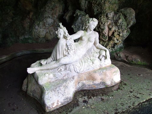 Statue de la nymphe Sequana érigée sur le lieu même de la principale source de la Seine