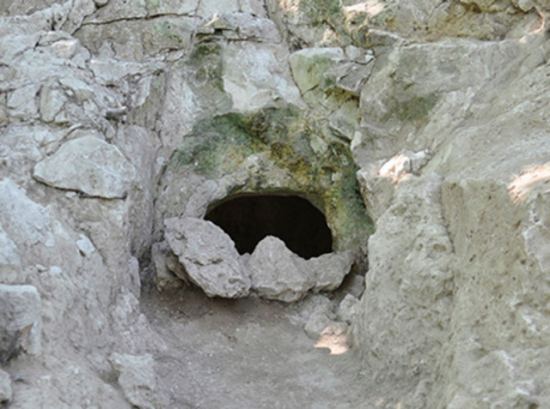 Entrée d'une tombe souterraine creusée dans la craie