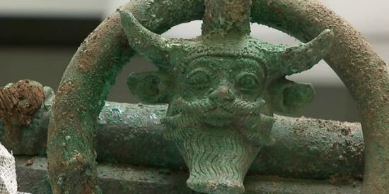 Le chaudron exhumé est orné aux quatre anses de la tête du dieu grec Acheloos, un dieu fleuve