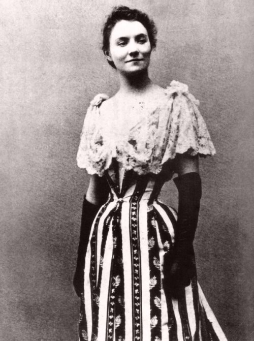 Yvette Guilbert vers 1890