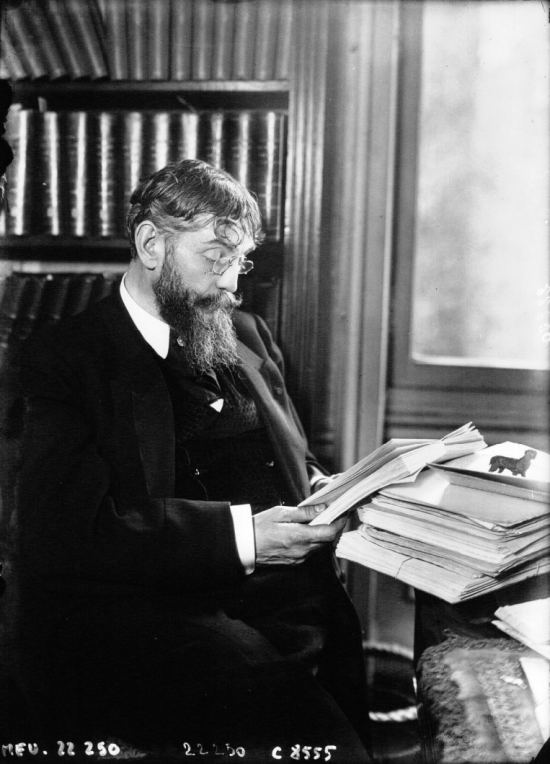 Adolphe Brisson à son bureau. Photographie de l'agence de presse Meurisse (1912)