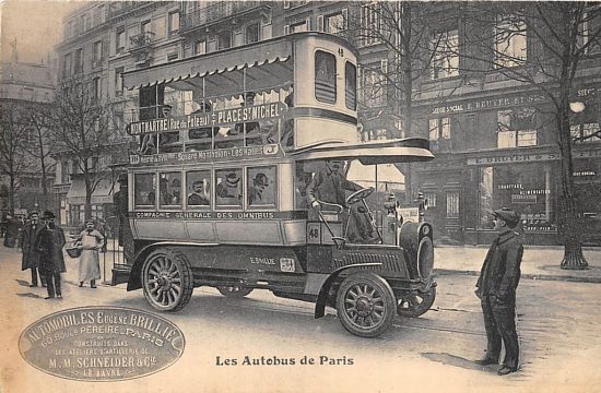 Un autobus P2 de la firme Brillié-Schneider en 1906, sur la ligne J (Montmartre Rue du Poteau – Place Saint Michel) et se trouvant ici rue Saint-Denis