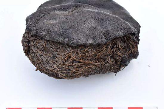 La balle de cuir trouvée en 2018 au cours de fouilles archéologiques à Moissac avant sa restauration