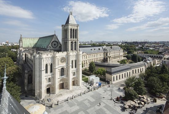 Basilique de Saint-Denis et Maison d'éducation de la Légion d'honneur vues depuis le beffroi de l'hôtel de ville
