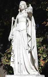 Statue de la reine Berthe par Eugène André Oudiné