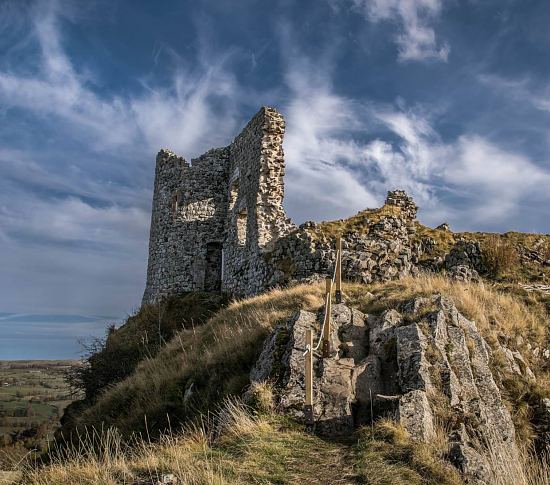 Ruines du château d'Apchon (Cantal)