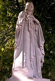 Sainte Clotilde. Sculpture de Jean-Baptiste-Jules Klagmann (Jardin du Luwembourg, Paris)