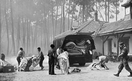 L'aérium d'Arès est évacué le 22 août 1949, lors de l'incendie qui ravage les Landes