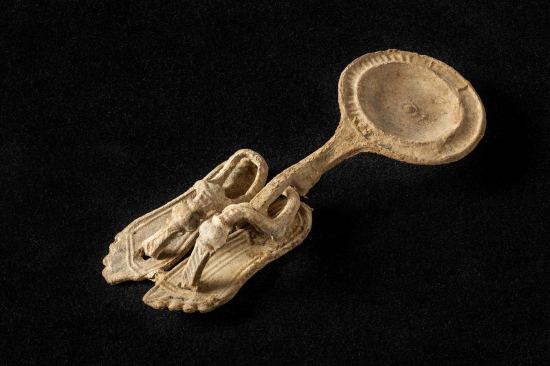 Miniature en plomb : paire de sandales savamment ornées accrochée à une patère (longueur : environ : 9 cm)