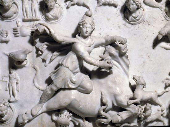 Mithra immolant le taureau. Bas-relief de marbre du IIe-IIIe siècle provenant du Mithraeum de Sidon (Liban). Paris, Musée du Louvre
