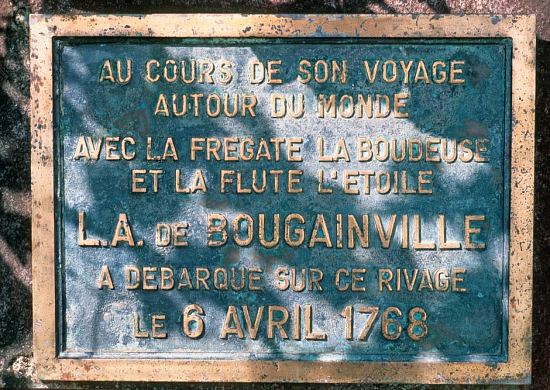 Mouillage de Bougainville. Une plaque fixée sur un rocher à l'extrémité nord du pont d'Hitiaa rappelle le débarquement de Bougainville à Tahiti (Polynésie Française)