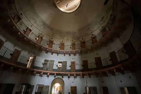Unique en France, la prison circulaire d'Autun mesure 13m de haut et 23m de diamètre