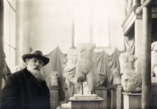 Rodin au milieu de sa collection d'antiques vers 1910. Photographie de Albert Harlingue