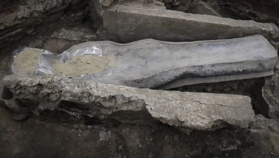 Le sarcophage en plomb mis au jour sous Notre-Dame de Paris, lors de fouilles archéologiques, le 15 mars 2022