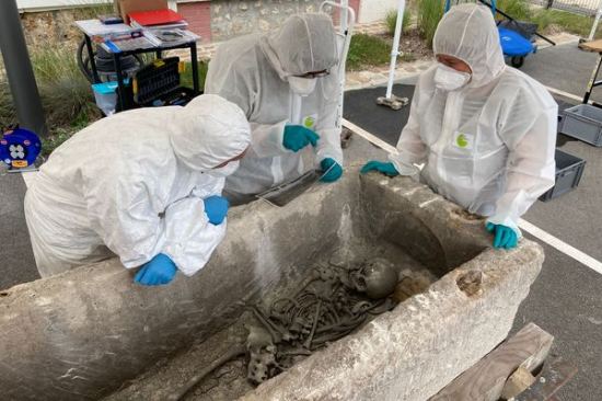 Les chercheurs de l'Inrap au chevet du sarcophage découvert à Reims, en fin d'année 2022
