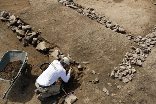 Dégagement d'un mur antique sur le chantier de Séné