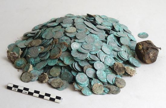 Une équipe de chercheurs de Lyon a trouvé plus de 2000 monnaies du XIIe siècle à l'abbaye de Cluny