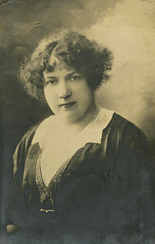 Yvonne Sarcey, épouse d'Adolphe Brisson. Photographie non datée d'Henri Manuel (1874-1947)