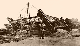 Commencement du montage m�tallique de la Tour Eiffel (photo prise le 18 juillet 1887)