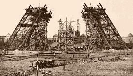 Montage de la partie inf�rieure de la Tour Eiffel sur les pylones en charpente (photo prise le 7 d�cembre 1887)