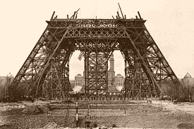 Montage des poutres horizontales de la Tour Eiffel sur l'�chafaudage du milieu (photo prise le 20 mars 1888)