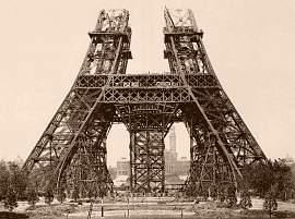 Montage des piliers de la Tour Eiffel au-dessus du premier �tage (photo prise le 15 mai 1888)