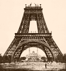 Montage de la deuxi�me plate-forme de la Tour Effeil (photo prise le 21 ao�t 1888)