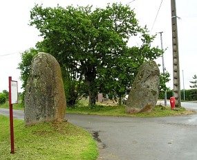 Les deux pierres debout du village du Follet