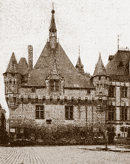 Facade nord de l'hotel de ville de Saumur