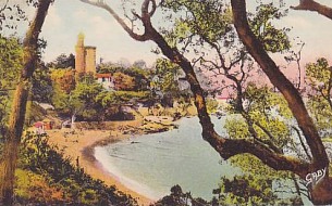Plage de l'Anse Rouge et Tour Plantier (construite en 1861)