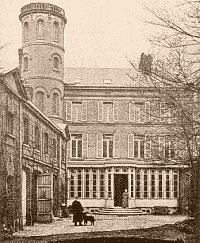 Jules Verne devant sa maison a Amiens