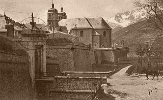 Briançon. La porte de Pignerol et l'église