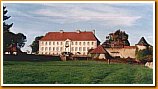 Façade Sud vue de la route (à droite, les Communs Est et la Tour Médiévale)