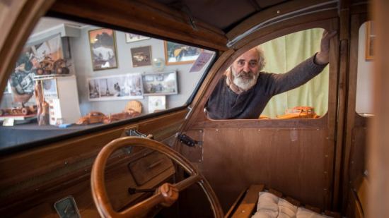 Michel Robillard créateur d'une 2 CV en bois fruitier de Touraine unique