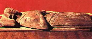 Gisant de bois appelé le Tombeau du Templier dans l'église de Carentoir